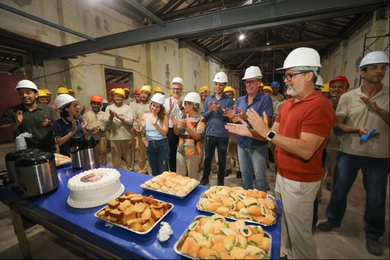 Operários cantam parabéns simbólico em obra de restauro do patrimônio