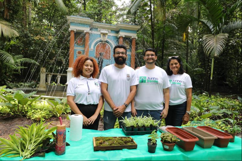 Oficinas ensinam técnicas de confecção de terrários e arranjos florais